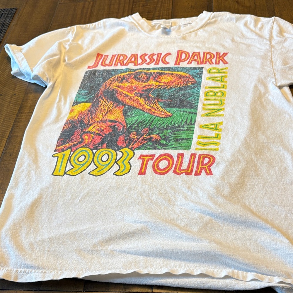 Medium Men’s Jurassic Park Short Sleeve T-shirt.